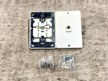 UNIVERSAL WALL JACK 4-CONDUCTOR WHITE. TSOC.